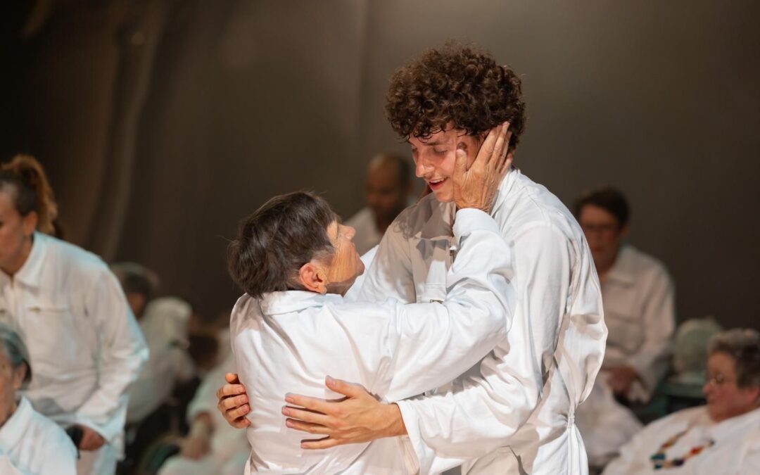 duo résidente et danseur intergenerationnel