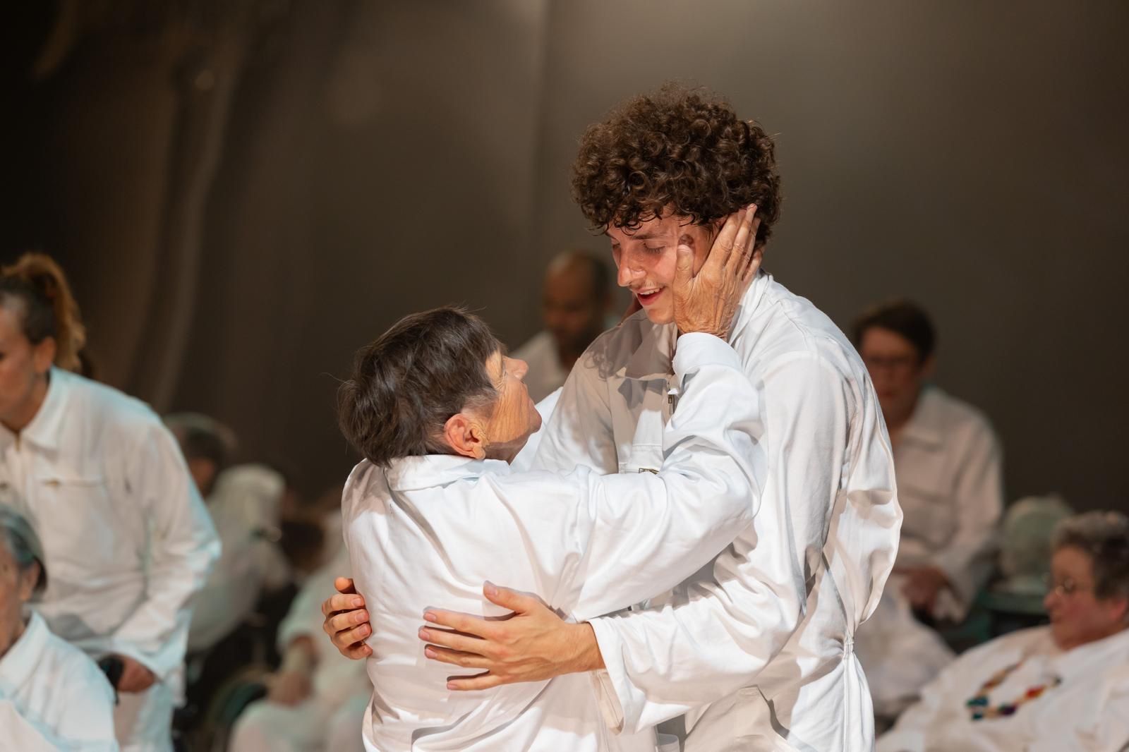 duo résidente et danseur intergenerationnel