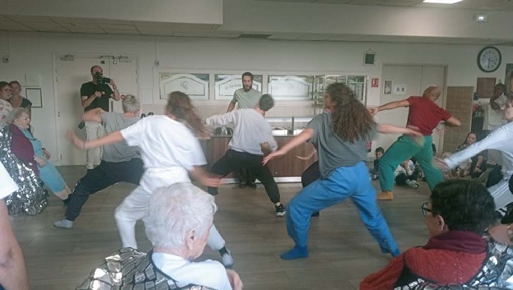 répétitions avant spectacle Miroir Miroir à l'ehpad péan avec les résidents et les soignants